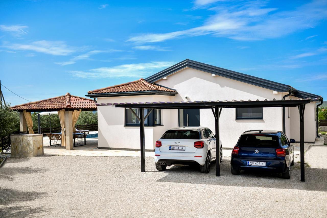Wonderful Holiday House Bruno With Heated Pool Zadar Exteriör bild