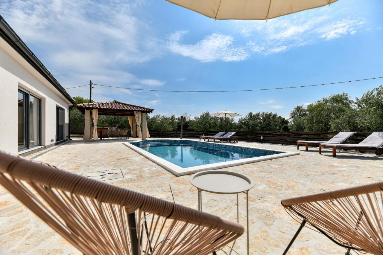 Wonderful Holiday House Bruno With Heated Pool Zadar Exteriör bild